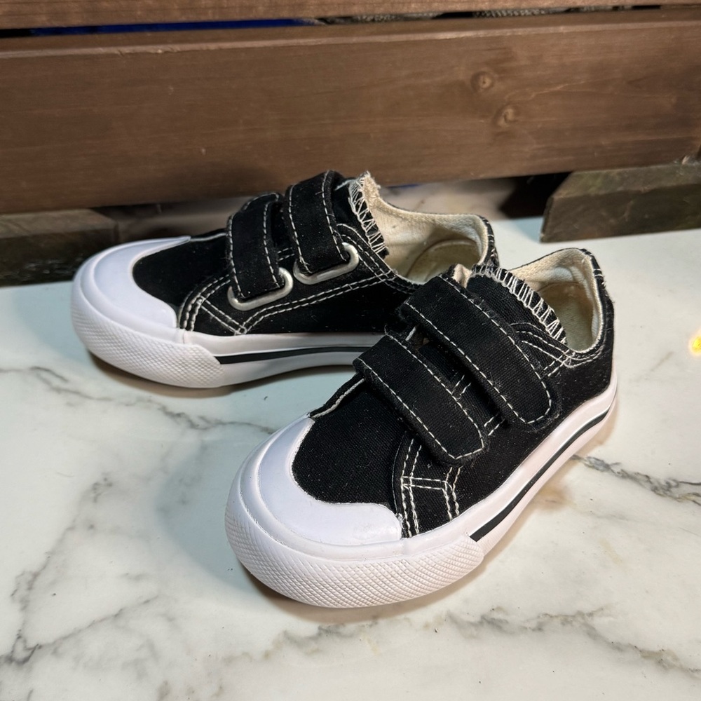 4/$15 Roebuck & Co. Black Kids Shoes with Velcro Straps Size 7c
